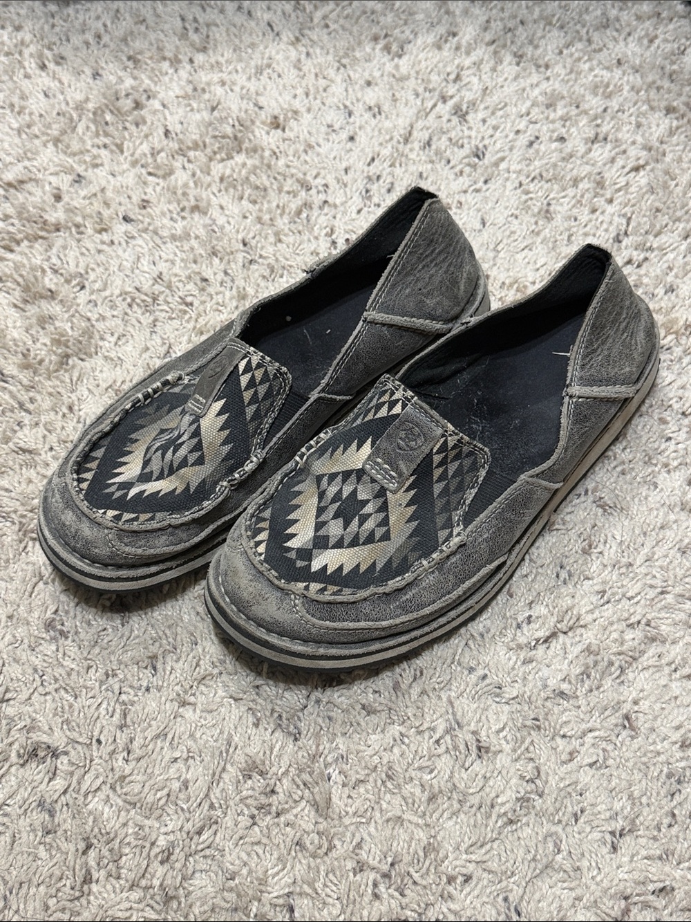Ariat Cruiser shoes size 8.5B